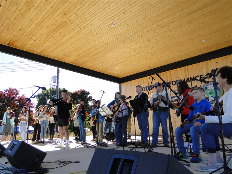 The Rotary Performance Stage - The Studio 3 Fiddlers perform!