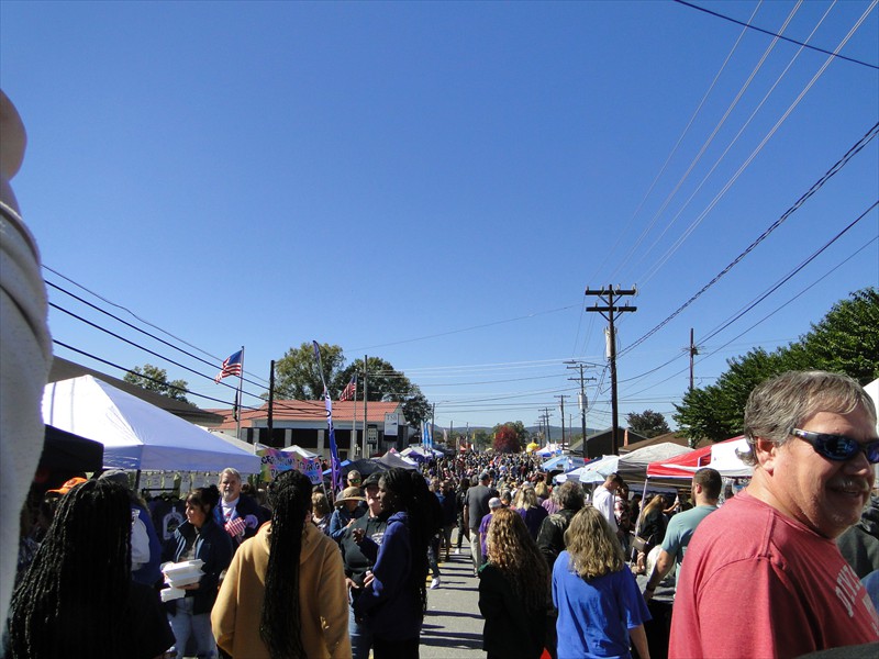 The crowd will fill the street to overflowing soon!